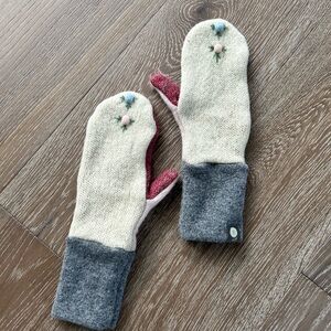 Honeybea Flower Bud Mittens Women
